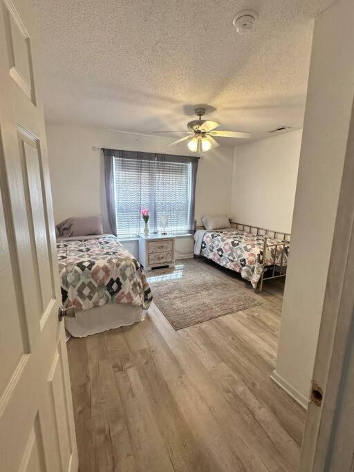 Adorable 3Br/2Ba W/ Garage 2Min Walk Ecu Health Villa Грийнвил Екстериор снимка