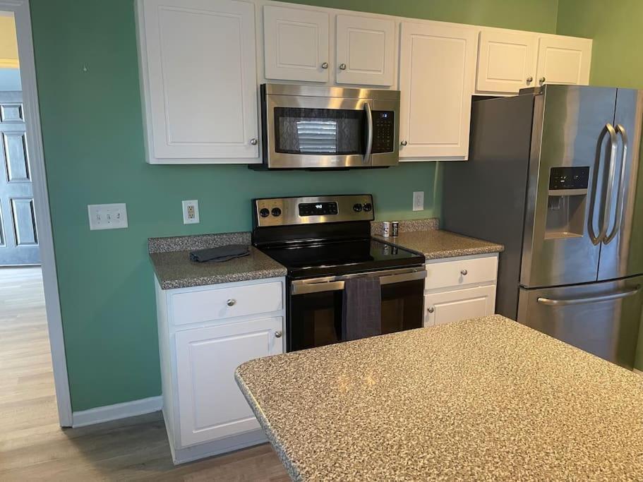 Adorable 3Br/2Ba W/ Garage 2Min Walk Ecu Health Villa Грийнвил Екстериор снимка