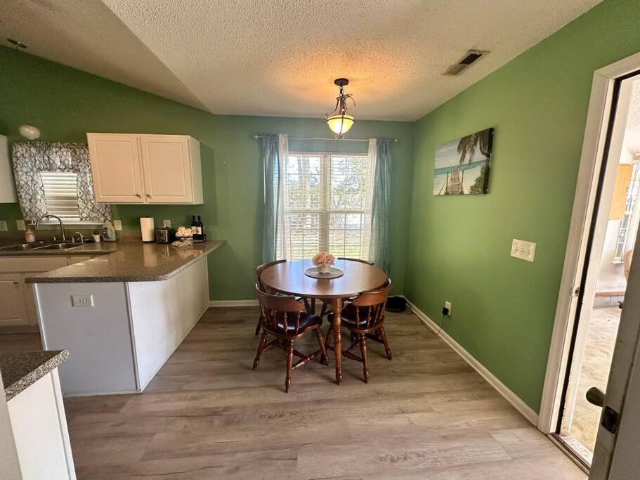 Adorable 3Br/2Ba W/ Garage 2Min Walk Ecu Health Villa Грийнвил Екстериор снимка