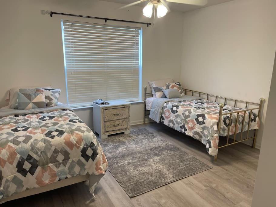 Adorable 3Br/2Ba W/ Garage 2Min Walk Ecu Health Villa Грийнвил Екстериор снимка